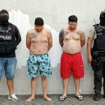 A dos presuntos secuestradores les cayó la ley y les incautaron fusiles que eran propiedad de las Fuerzas Armadas de Ecuador.