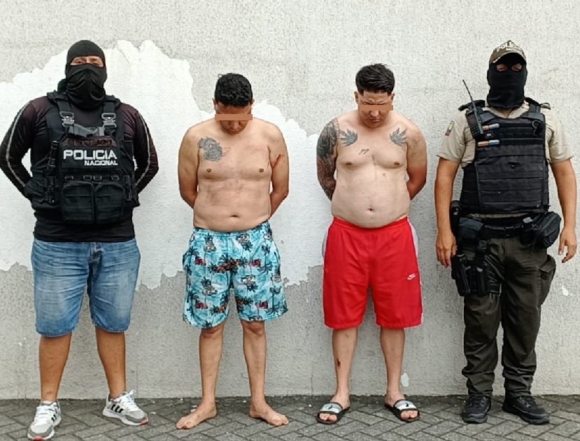 A dos presuntos secuestradores les cayó la ley y les incautaron fusiles que eran propiedad de las Fuerzas Armadas de Ecuador.