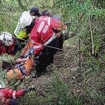 A un abismo de 100 metros de profundidad, en un tramo de la vía Alóag-Santo Domingo, cayó un vehículo tipo automóvil.