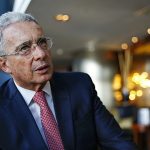 Álvaro Uribe, expresidente de Colombia, deberá responder ante la justicia de su país por una presunta manipulación de testigos.