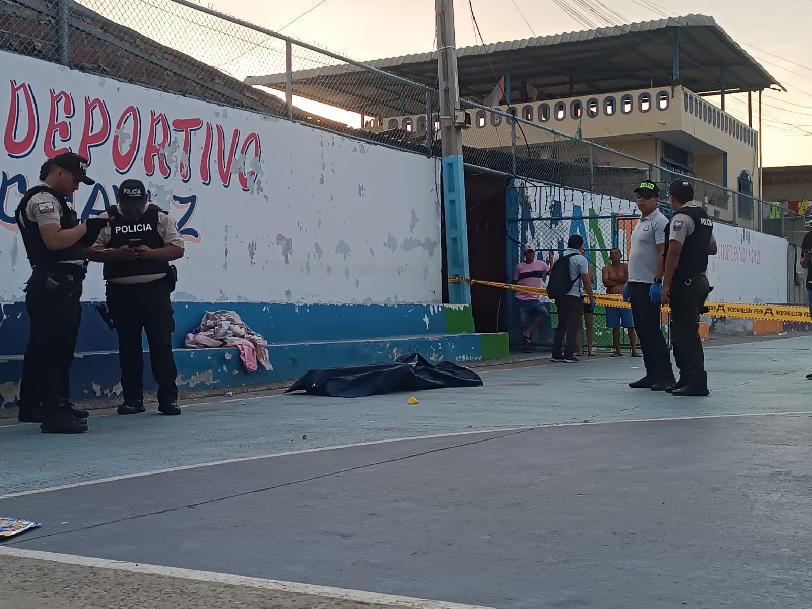 Dentro de una cancha de uso múltiple amaneció el cadáver de un hombre la mañana de este martes 16 de abril del 2024.