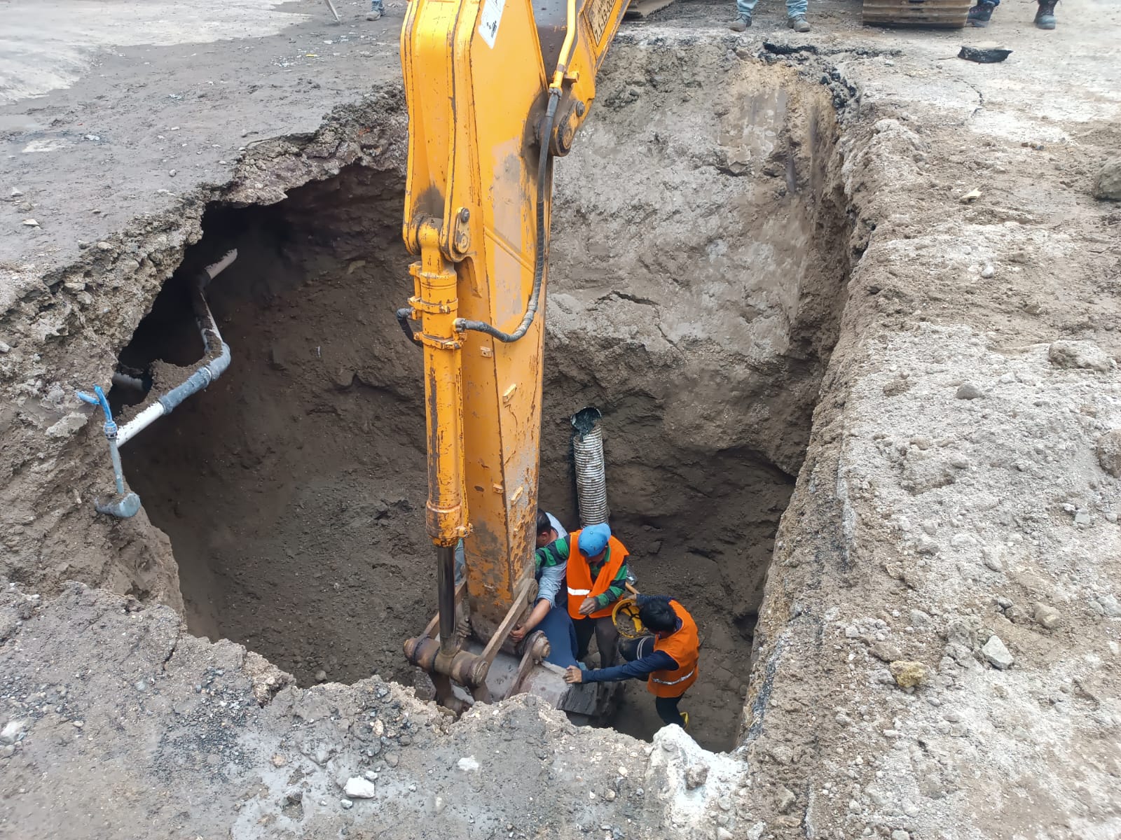 Dos hombres quedaron enterrados mientras laboraban en una obra que se ejecuta en un tramo de la calle 8, centro de Manta.