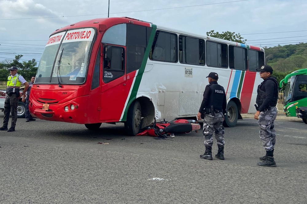 Dos policías del servicio de inteligencia sufrieron un accidente de tránsito la tarde de este miércoles 17 de abril del 2024.