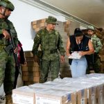 Militares entregan material para la consulta popular.