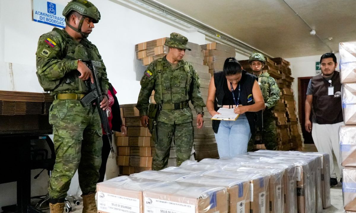 Militares entregan material para la consulta popular.