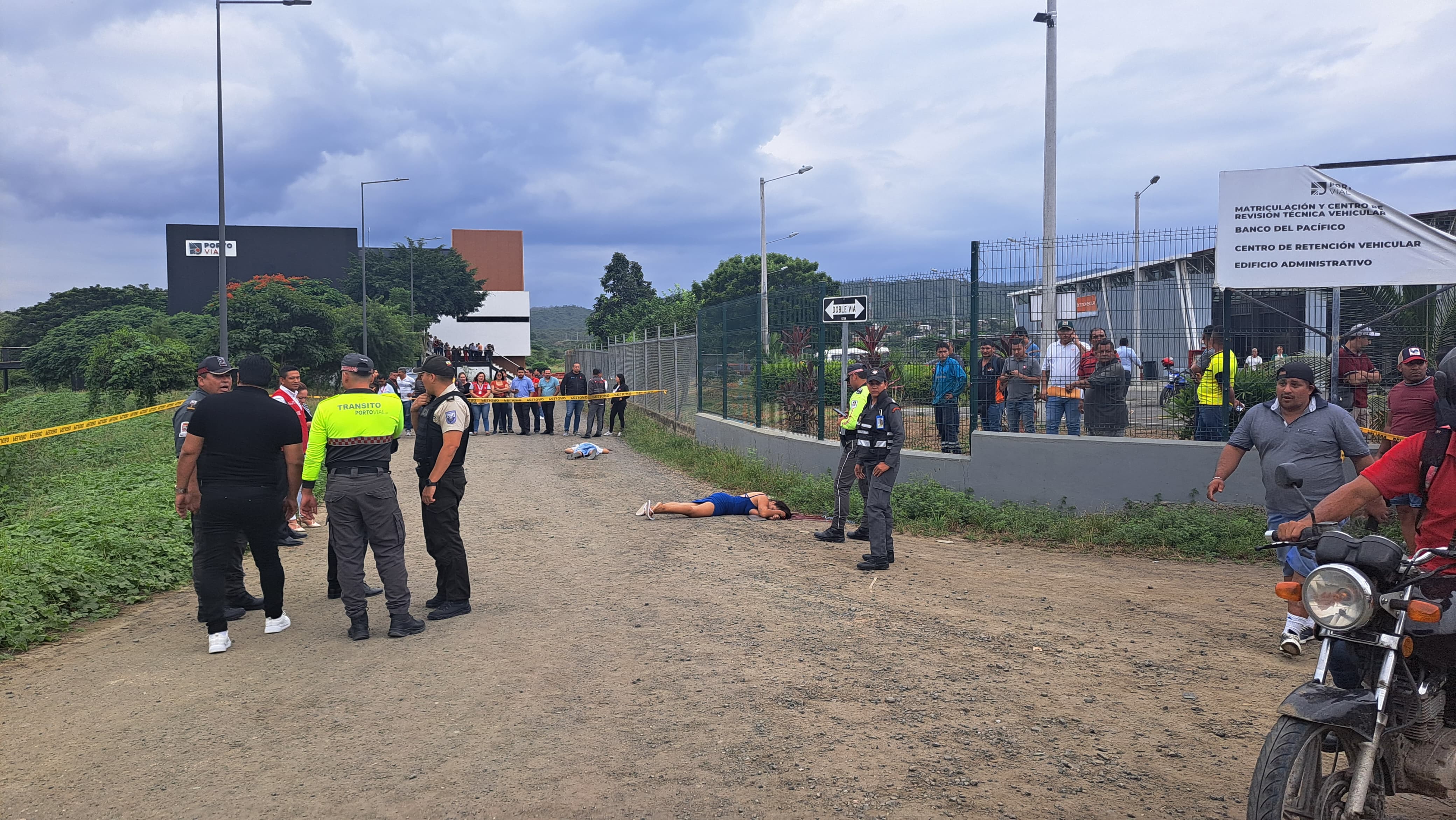 Pamela Cortéz (23) la mujer que resultó baleada en los exteriores de Portovial, la agencia de tránsito de Portoviejo, se encuentra en estado crítico.