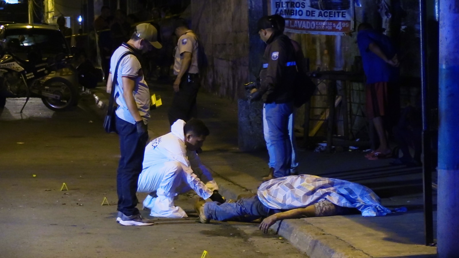 Un ataque armado, ocurrido en la parroquia Tarqui, en Manta, dejó cuatro mecánicos fallecidos y otras tres personas heridas.