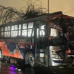 Un hombre, quien viajaba como acompañante de un bus de servicio urbano murió tras un accidente, en Santo Domingo.