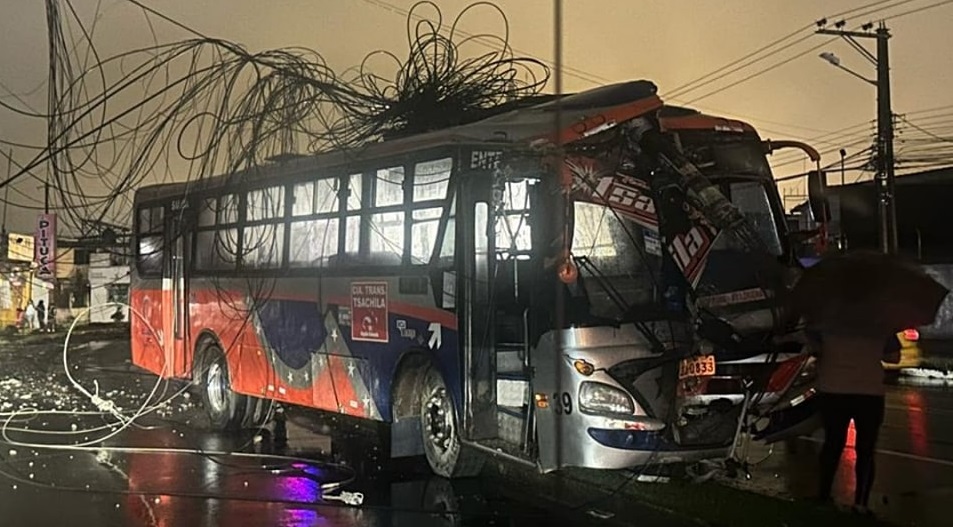 Un hombre, quien viajaba como acompañante de un bus de servicio urbano murió tras un accidente, en Santo Domingo.