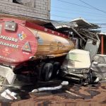 Un tranquero cargado con combustible protagonizó un accidente de tránsito que causó temor en un sector de Guayaquil.