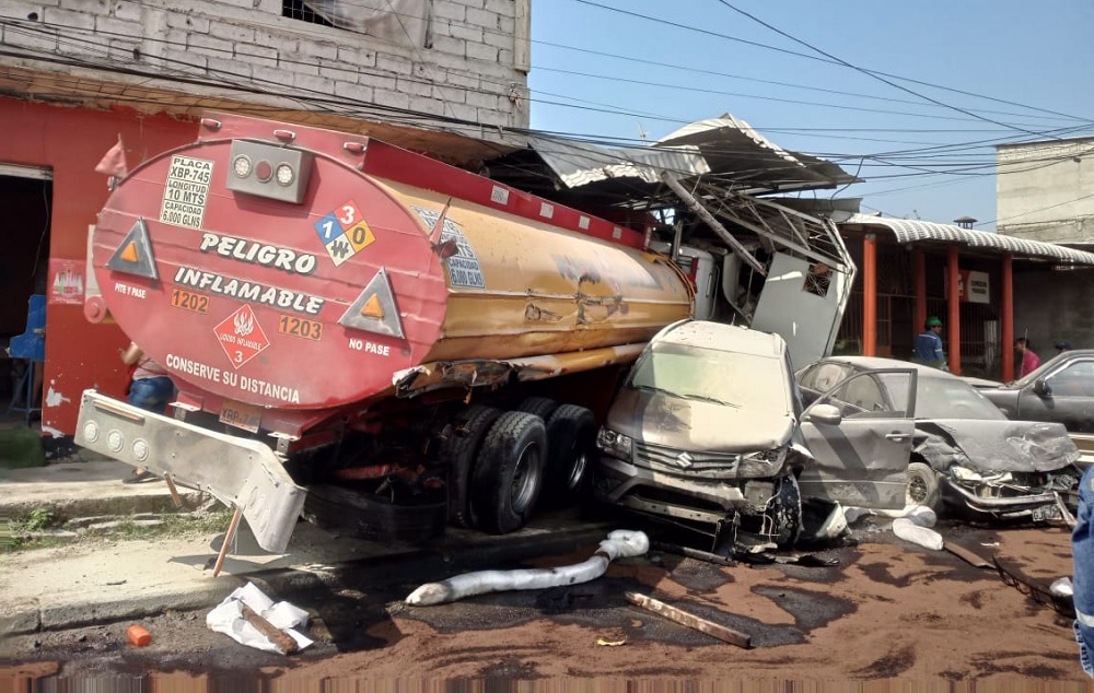 Un tranquero cargado con combustible protagonizó un accidente de tránsito que causó temor en un sector de Guayaquil.