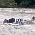 Una camioneta con varios pasajeros cayó a las correntosas aguas del río Kumbatza, en el Oriente ecuatoriano.
