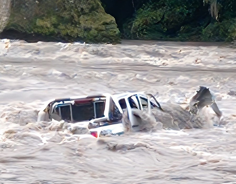 Una camioneta con varios pasajeros cayó a las correntosas aguas del río Kumbatza, en el Oriente ecuatoriano.