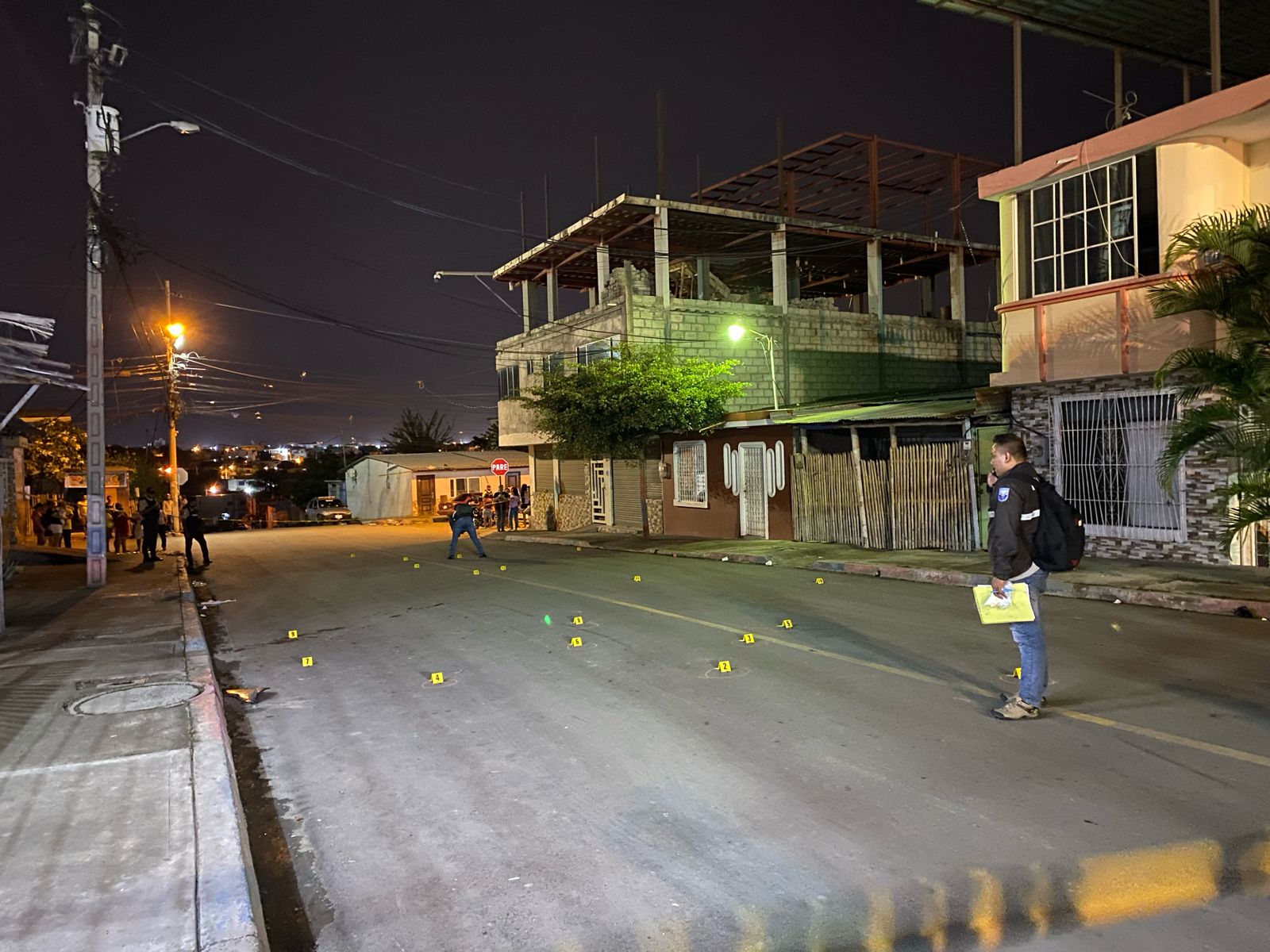 Una nueva balacera registrada en Manta cobró la vida de un hombre y dejó a otro herido. Este último sería una víctima colateral.