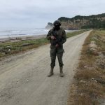 Una pista de aterrizaje clandestina y armas de fuego encontraron varios militares que patrullan a diario en el cantón Puerto López.