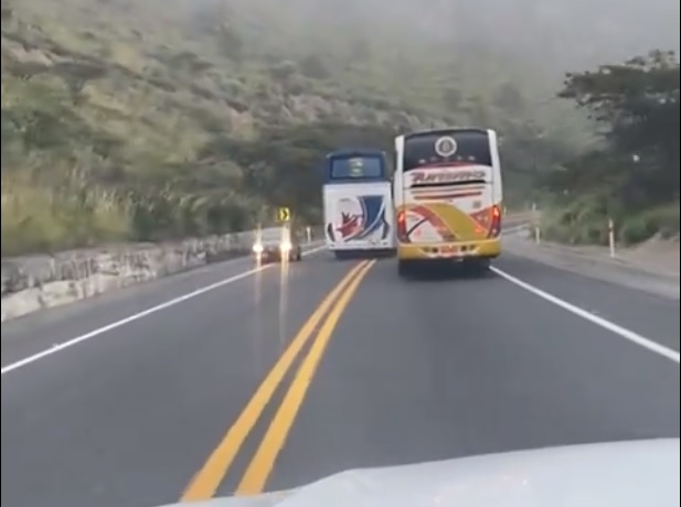 Varios videos de la competencia de dos buses de pasajeros se han viralizado a través de redes sociales y grupos de Whatsapp.