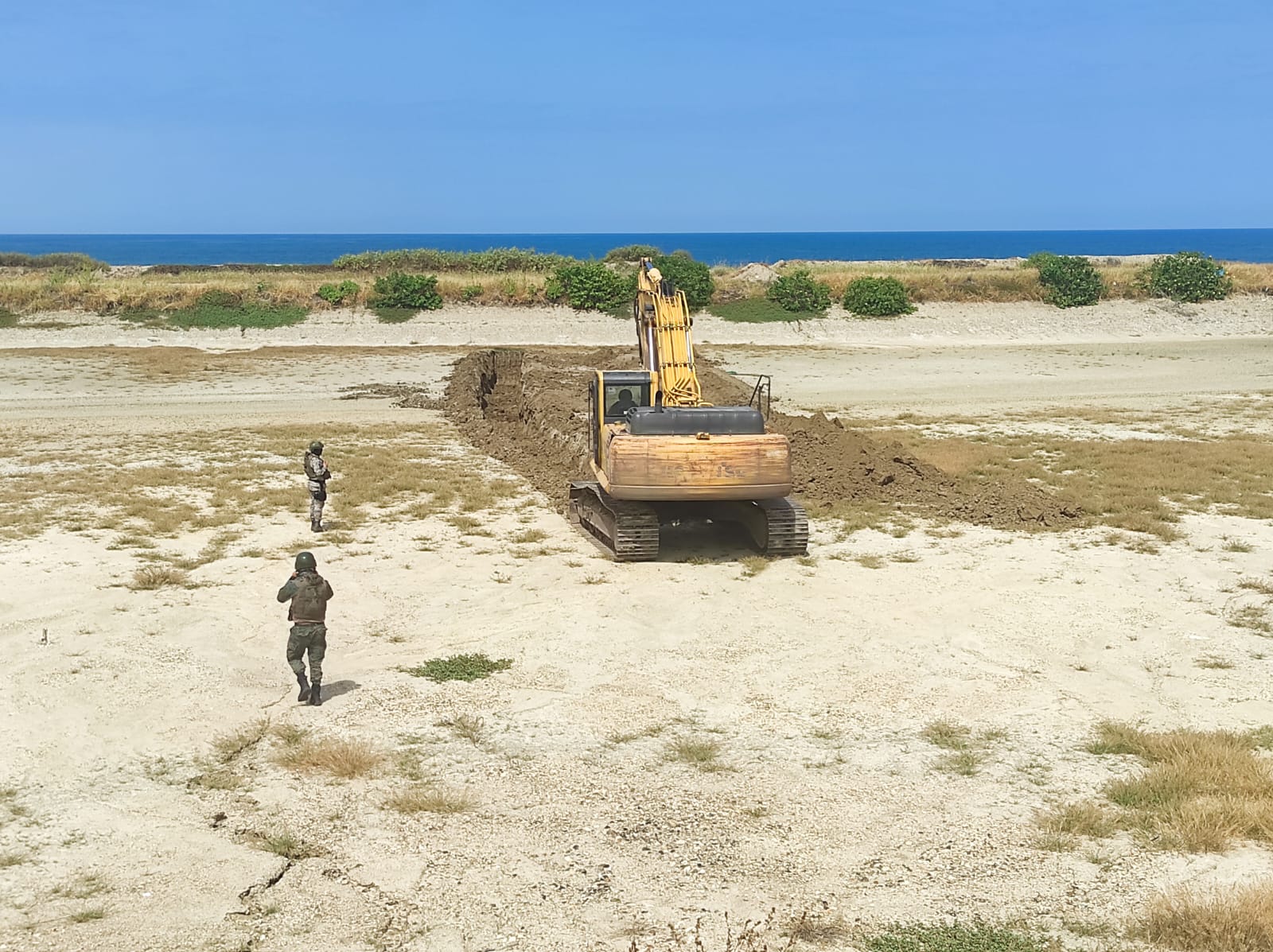 Militares destruyen pista clandestina en Manabí.