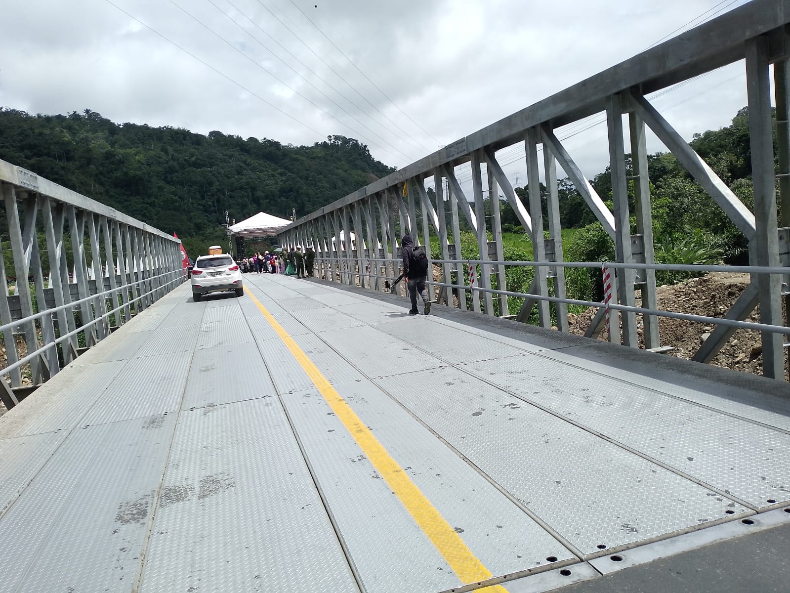 Noboa entrega un puente sobre el río Lelia.