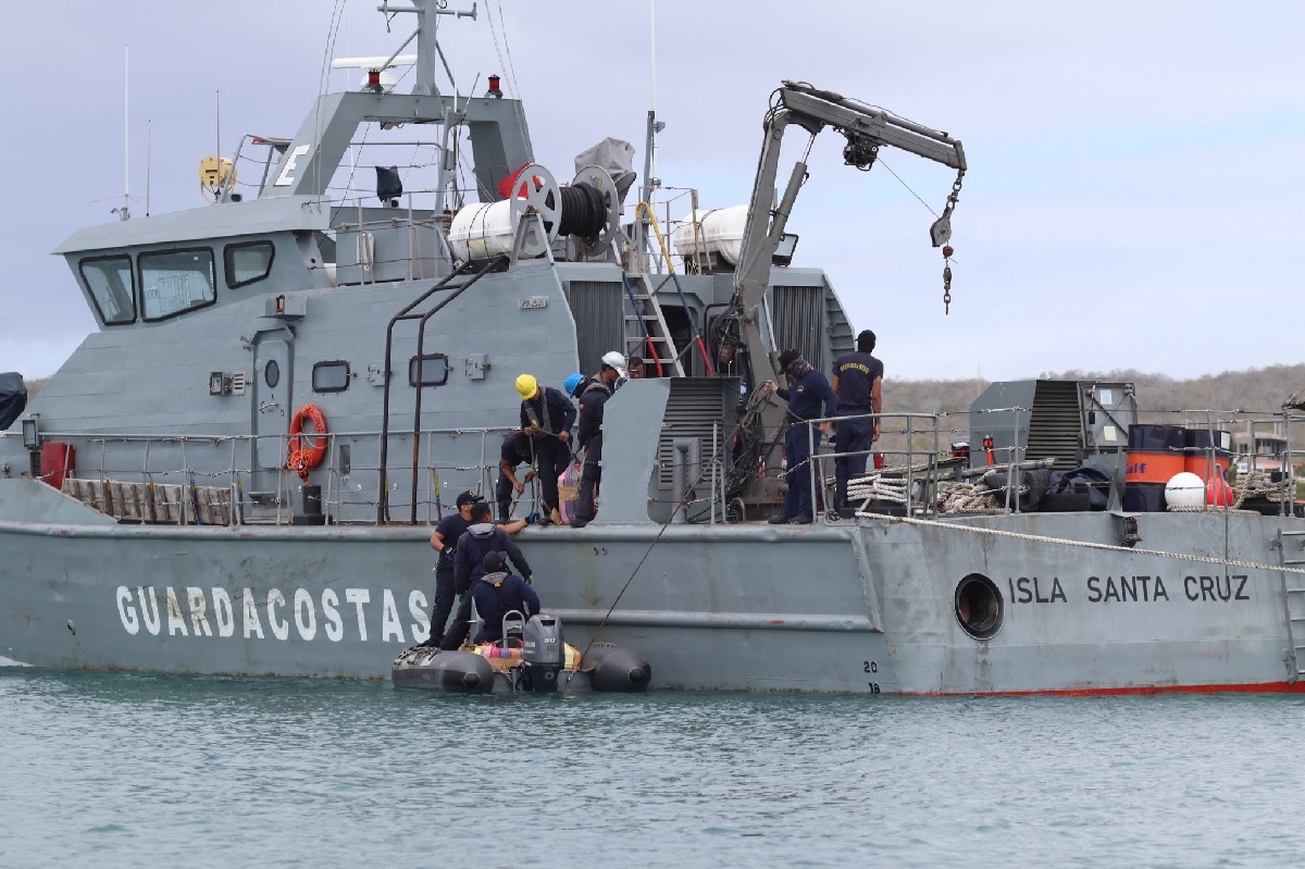 Dos, de un total de tres toneladas de droga, fueron recuperadas por la Armada del Ecuador tras el naufragio de dos embarcaciones.