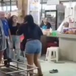 Dos mujeres pelean en el mercado Caraguay de Guayaquil