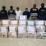 Dos ciudadanos manabitas fueron detenidos frente a Perú, el altamar mientras transportaban droga en una lancha.