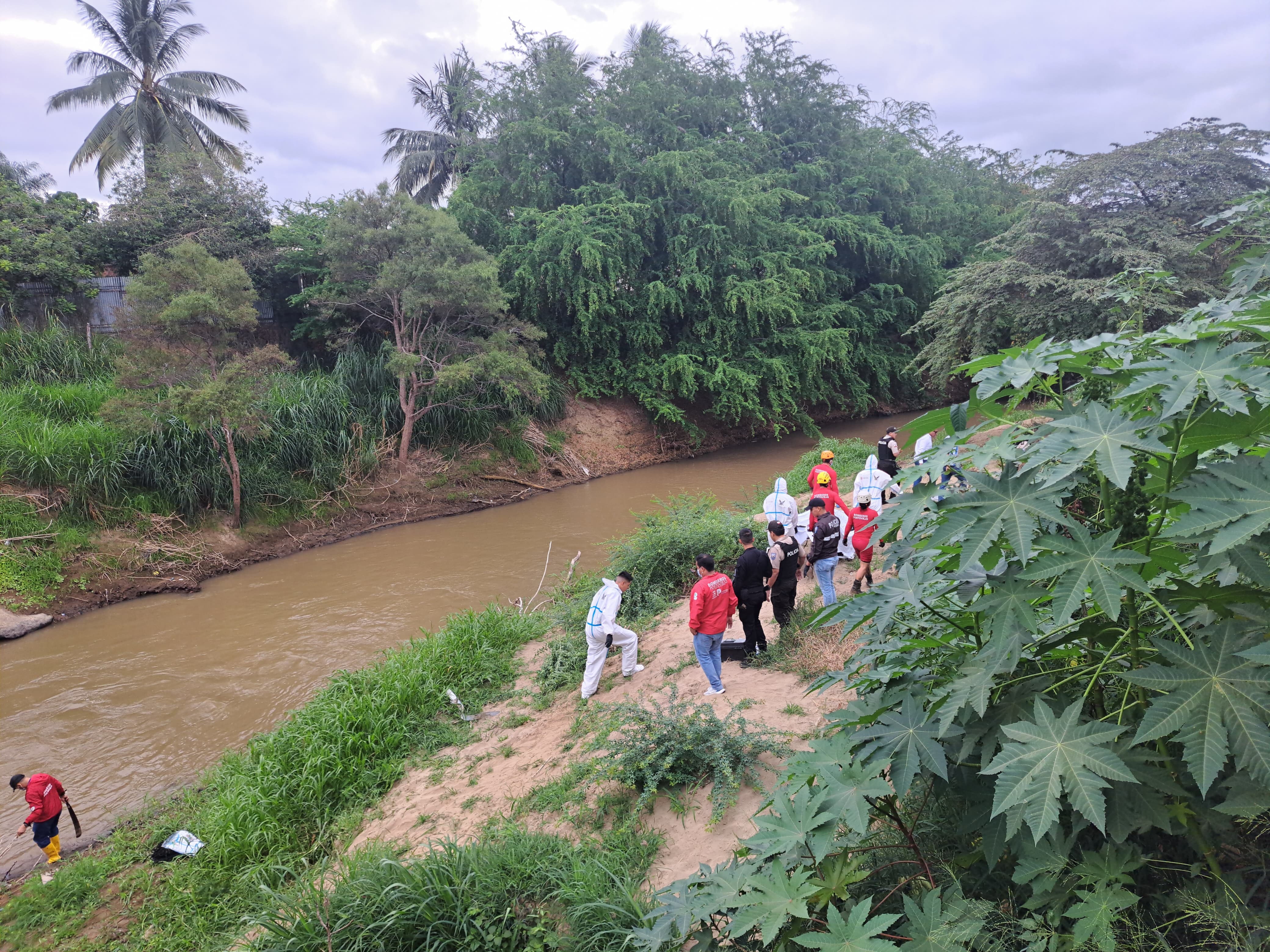 El cadáver de un hombre apareció flotando sobre el río Portoviejo en el sector del puente El Salto, en la capital manabita.