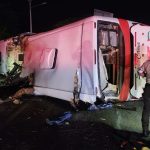 El vuelco de un bus de la cooperativa Reina del Camino dejó al menos tres muertos y al menos siete heridos en el cantón Flavio Alfaro, norte de Manabí.
