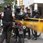 En el centro de Guayaquil un delincuente le disparó en el pecho a una mujer, quien puso resistencia mientras era asaltada.