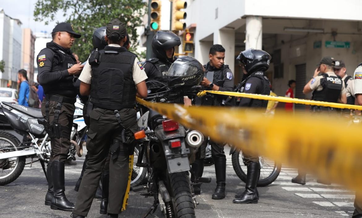 En el centro de Guayaquil un delincuente le disparó en el pecho a una mujer, quien puso resistencia mientras era asaltada.