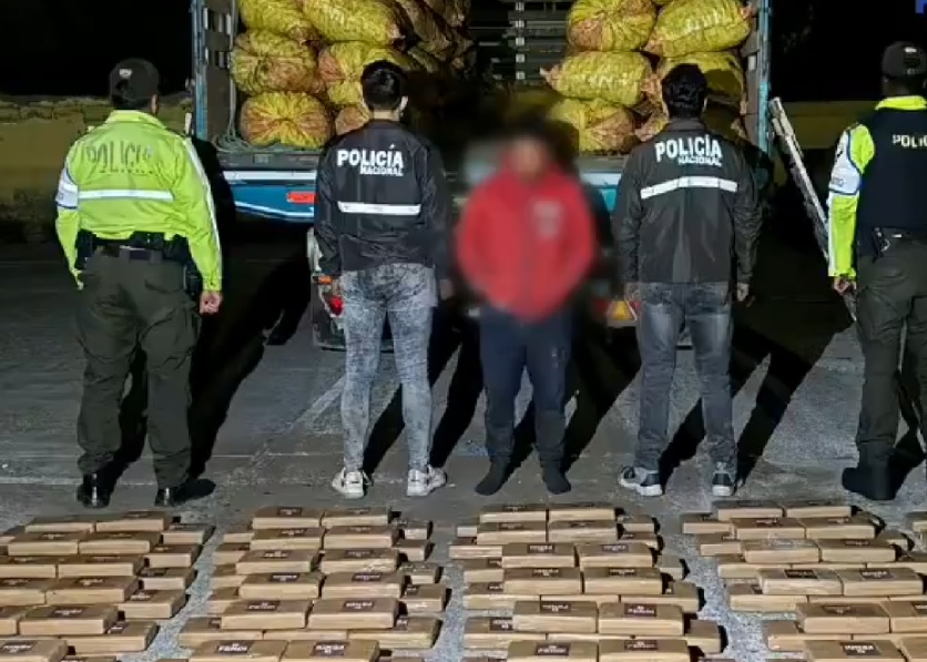 En medio de un cargamento de sacos de papas que era transportado en un camión, la Policía encontró droga.