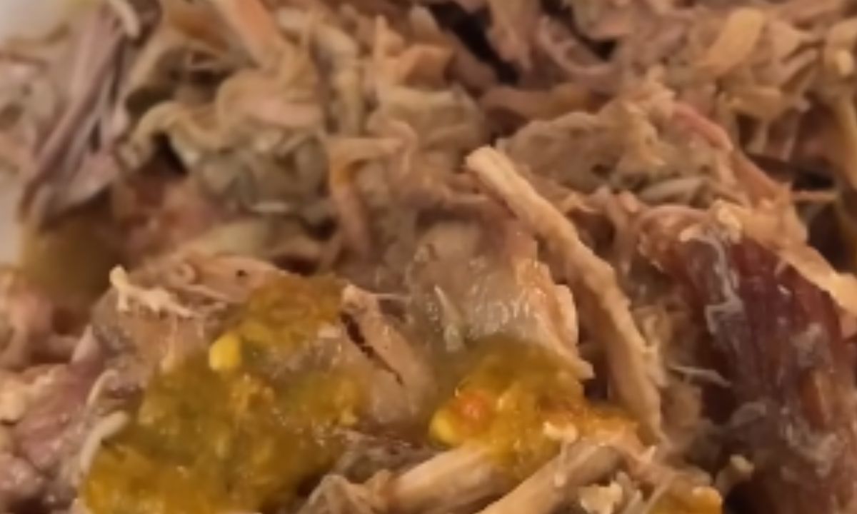 Encuentra gusanos en su plato y publica un video viral.