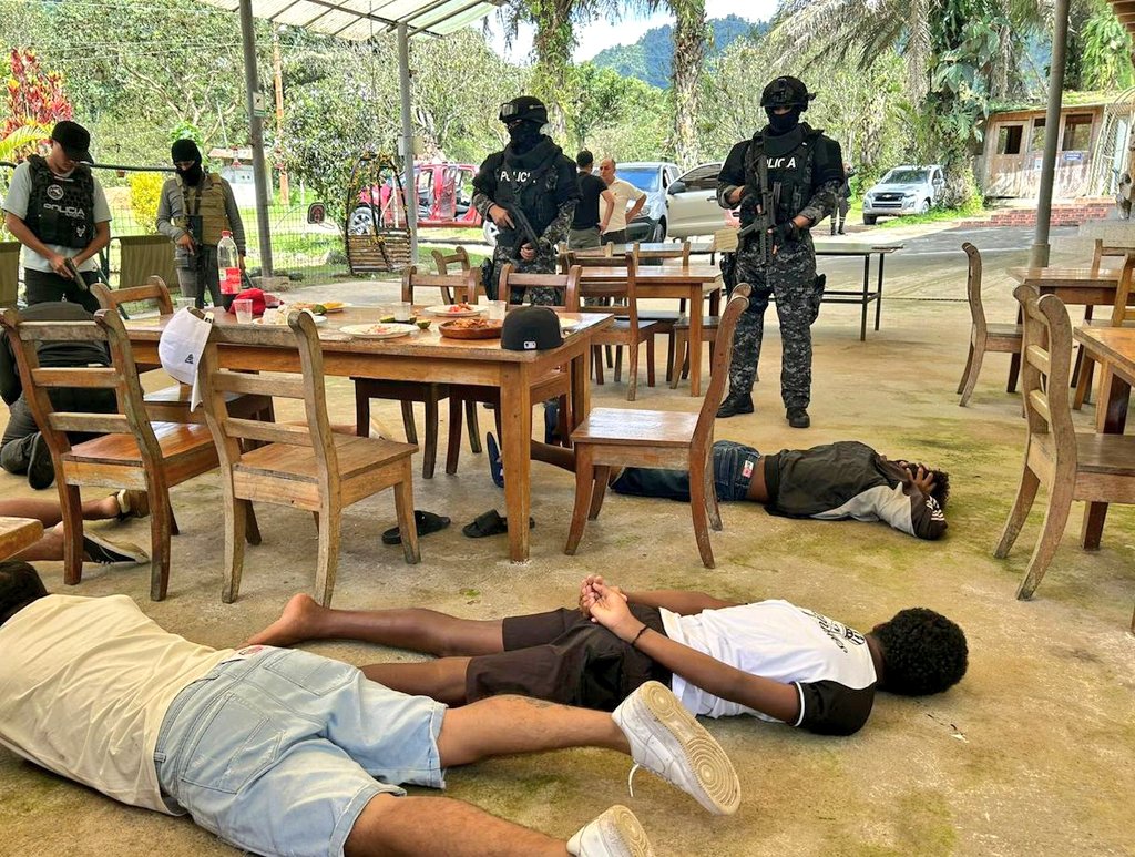 Secuestran a una familia de en Mindo, provincia de Pichincha. La Policía la rescató.