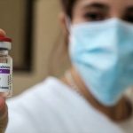 La farmacéutica AstraZeneca ha decidido retirar  del mercado europeo su exitosa vacuna, la reconocida Vaxzevria, que era usada contra el covid-19.