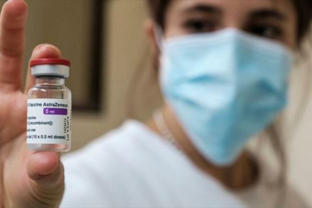 La farmacéutica AstraZeneca ha decidido retirar  del mercado europeo su exitosa vacuna, la reconocida Vaxzevria, que era usada contra el covid-19.