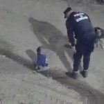 Policías que realizaban un patrullaje de rutina hallaron a un bebé de un año gateando por una calle de tierra, completamente solo.