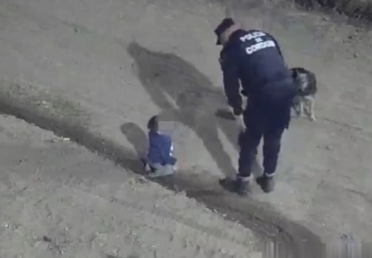 Policías que realizaban un patrullaje de rutina hallaron a un bebé de un año gateando por una calle de tierra, completamente solo.