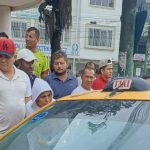 Sicarios matan a un hombre dentro de un taxi.