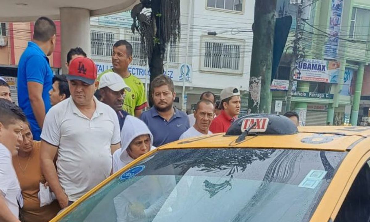 Sicarios matan a un hombre dentro de un taxi.