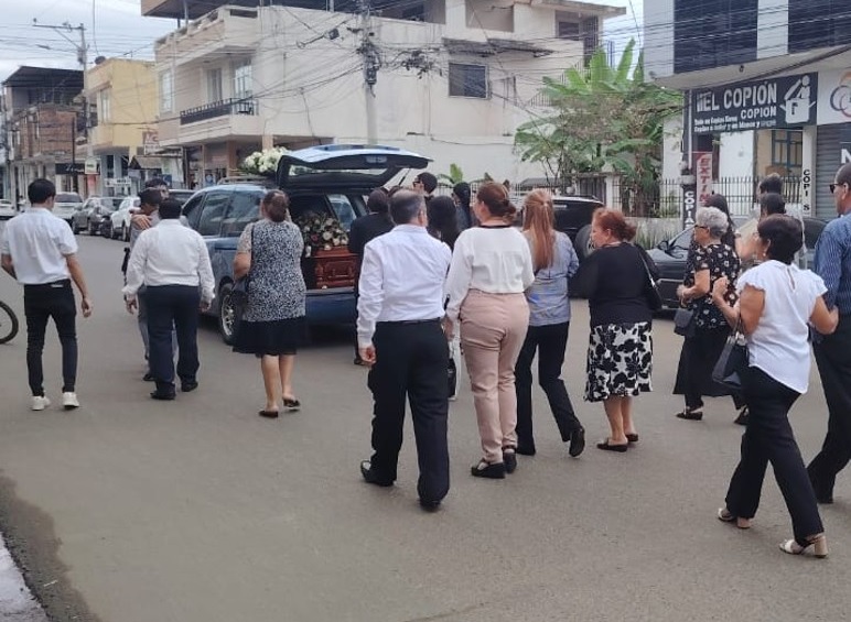 Sin ningún tipo de homenaje, sin resguardo policial y pocas personas se dio el sepelio de la abogada Claudia Martínez.