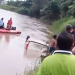Tres personas murieron al caer una furgoneta en un río de Yaguachi