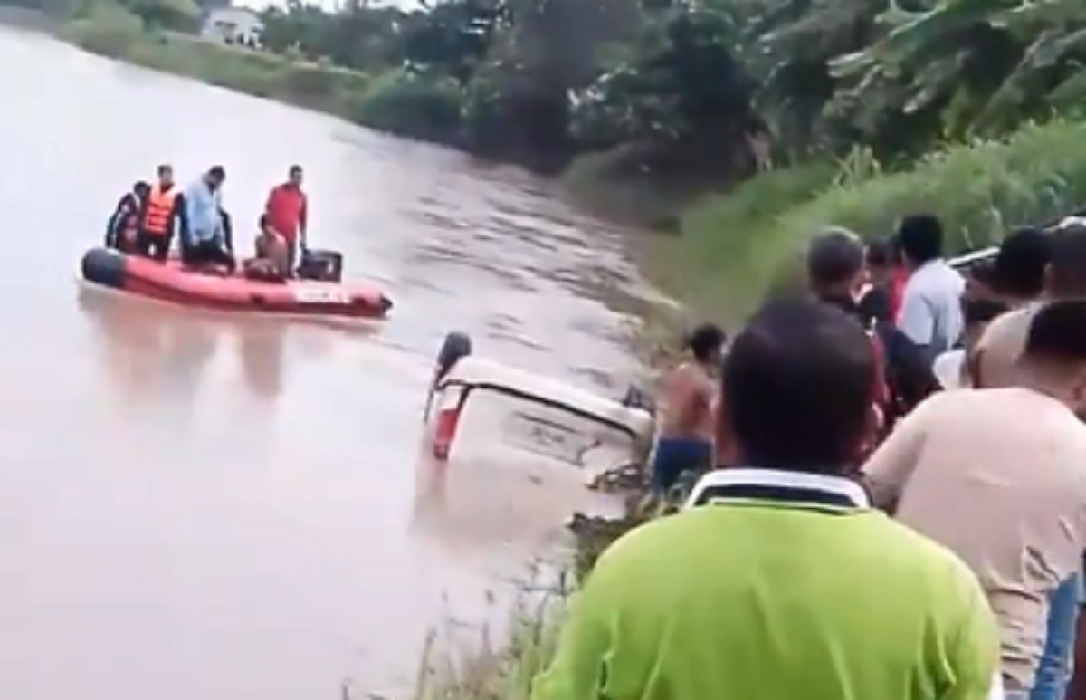 Tres personas murieron al caer una furgoneta en un río de Yaguachi