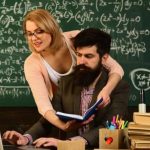 Un profesor está cansado de ser acosado por sus estudiantes.