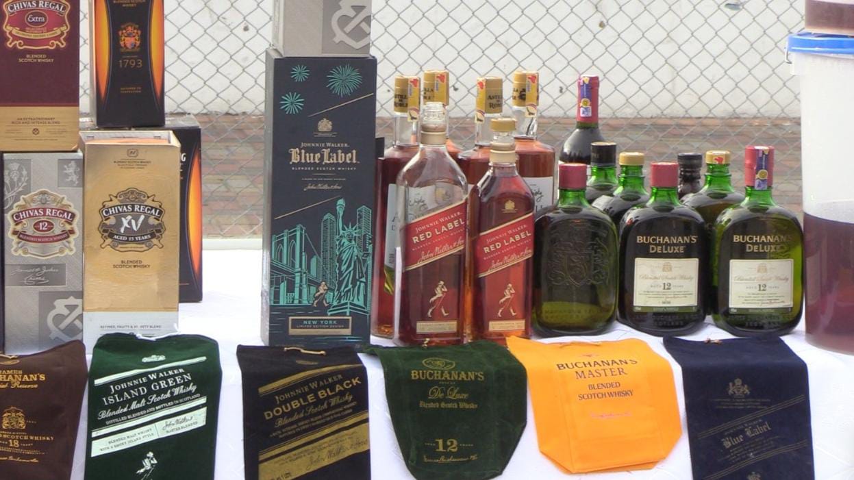 La Policía encuentra alcohol adulterado durante operativo en Manta