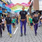 Roni Gayas mide dos metros y sería el hombre más alto de Ecuador
