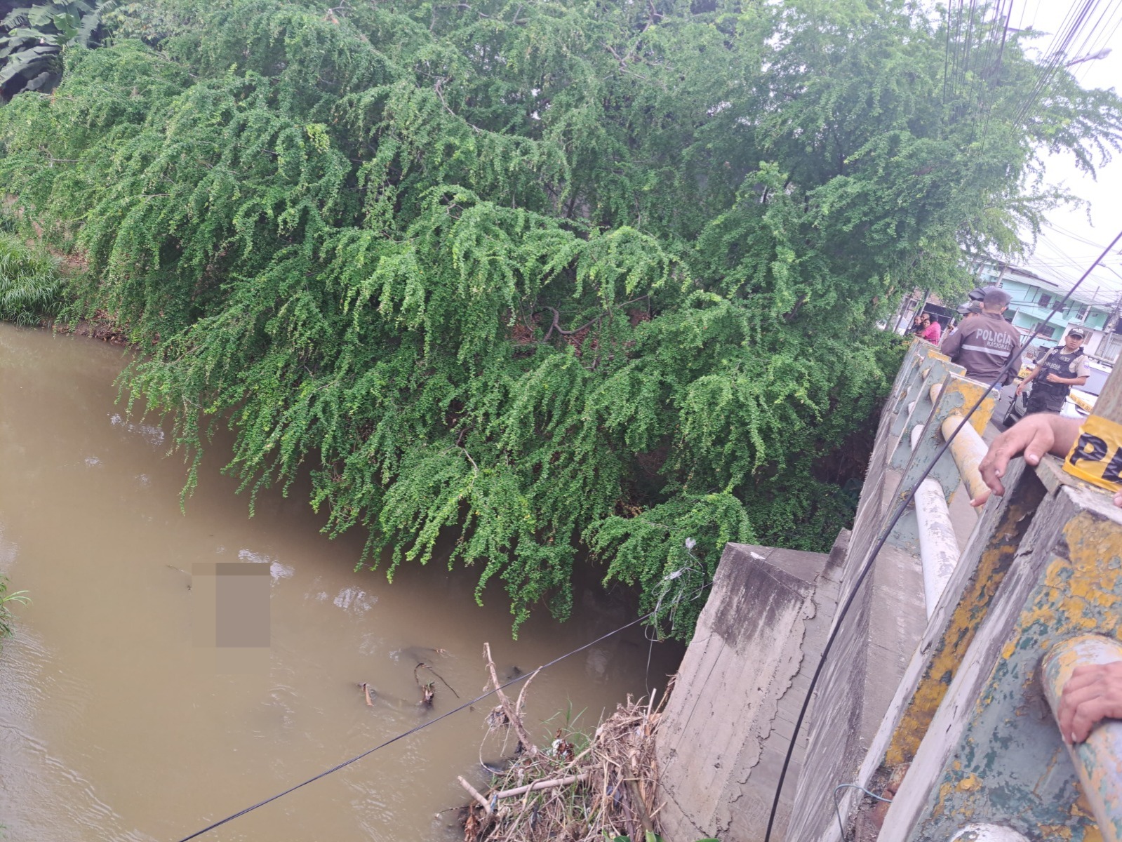 Encuentran restos humanos en flotando en el río