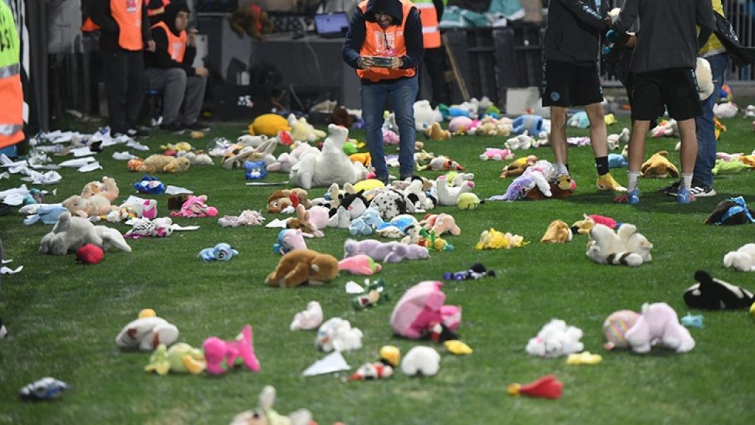 Liga de Quito promueve lluvia de peluches