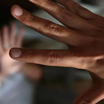Mujer abusada por hombre que conoció en redes