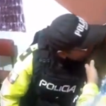hombres vestidos de policías besan al mismo tiempo a una chica
