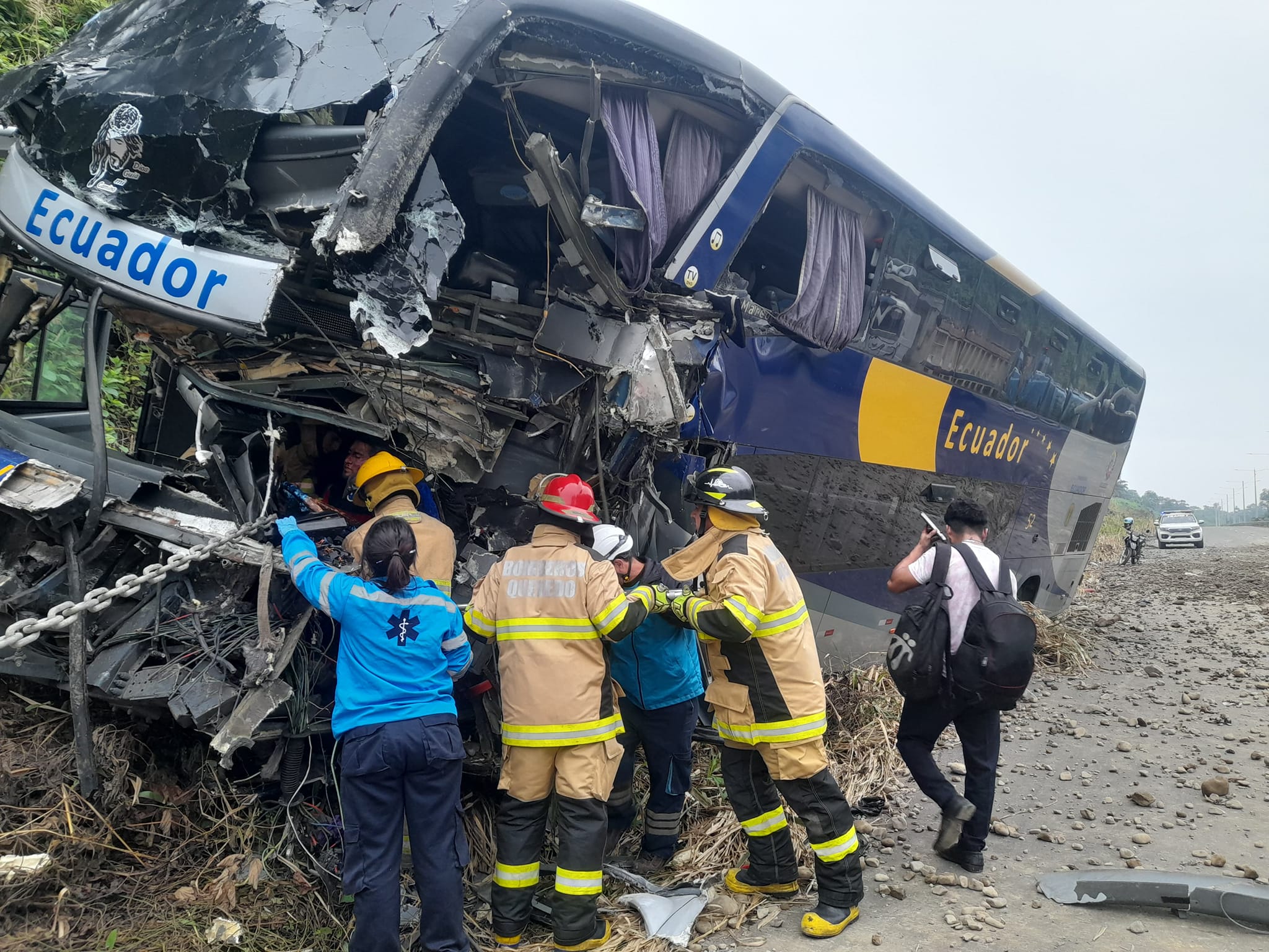 Un bus y una volqueta chocan en en anillo vial.