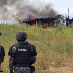 A través de explosiones controladas con dinamita se destruyeron viviendas que servían como centro de operaciones de delincuentes.